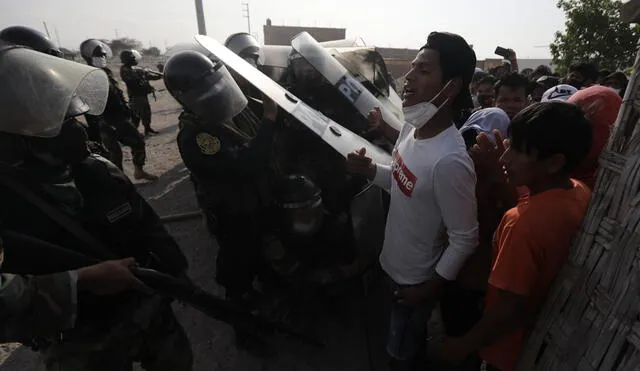 Enfrentamiento entre pobladores de la zona de Barrio Chino y las fuerzas del orden. Fotos: Jorge Cerdán/ La República