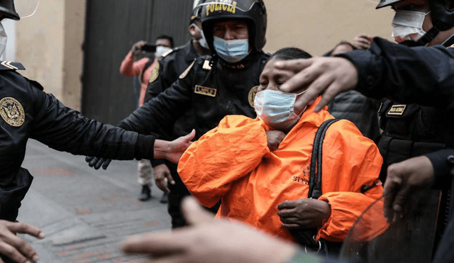 Trabajadoras de Sitobur fueron reprimidas por agentes de la PNP. Foto: Aldair Mejía / La República