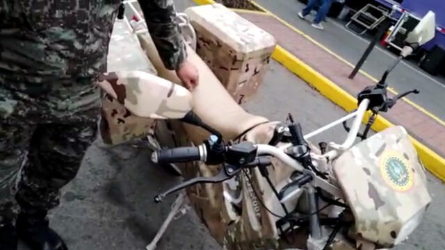 Moto eléctrica es usada por el personal del Ejército al interior de la institución. (Foto; Captura de video)