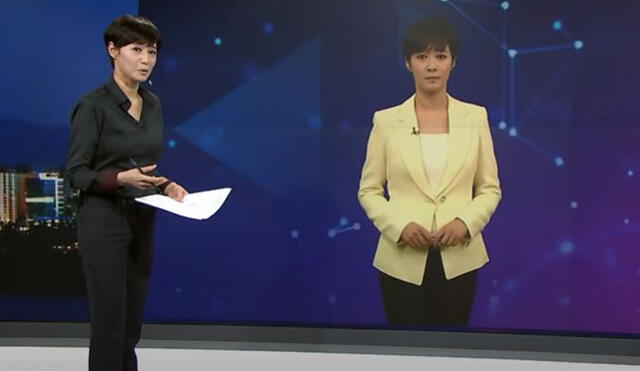 A la izquierda, la Kim Ju-ha de carne y hueso. A la derecha, en la pantalla, su réplica virtual generada por inteligencia artificial. Foto: Captura de YouTube