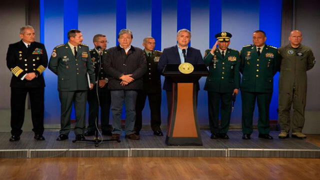 Iván Duque (c) mientras anunciaba este viernes el cambio en la comandancia del Ejército. Foto: EFE