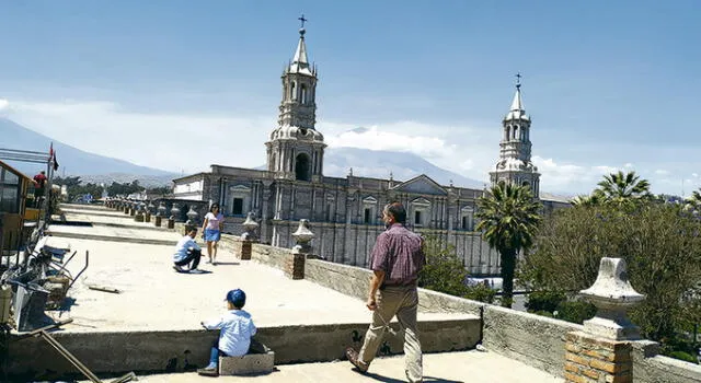 En polémica. Turistas siguen ingresando a azotea del portal.