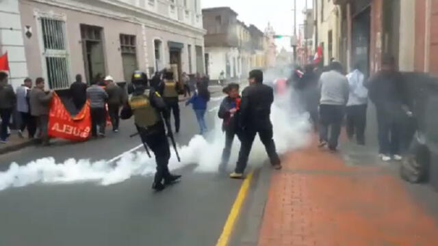 Centro de Lima: profesores del Sute en huelga y policías se enfrentaron en Plaza de Armas 