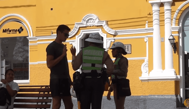 Vía YouTube: joven ofrece 'yerba' a dos policías peruanos y casi termina preso [VIDEO]