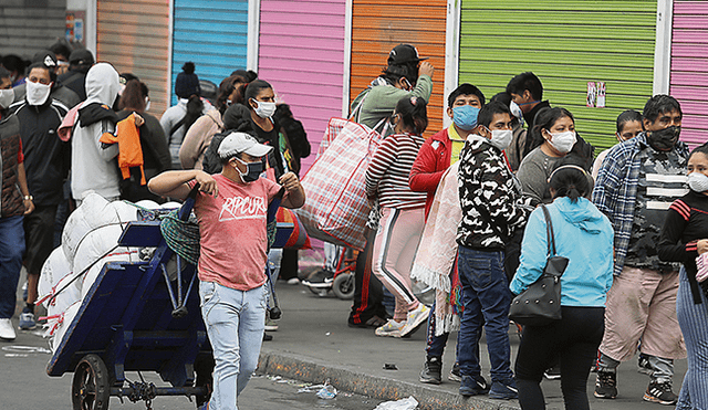 Sin distancia social. Tras las acciones de la PNP y las FFAA, los vendedores ambulantes que se aglomeraban en Gamarra migraron al centro de Lima. (Foto: Jorge Cerdán)