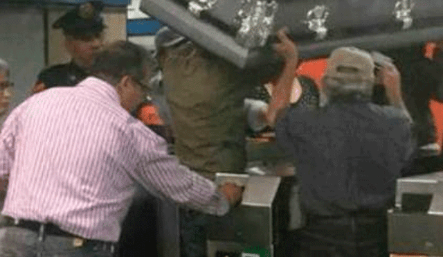 México: Familia sorprende al ingresar a estación de tren con un ataúd [FOTO]