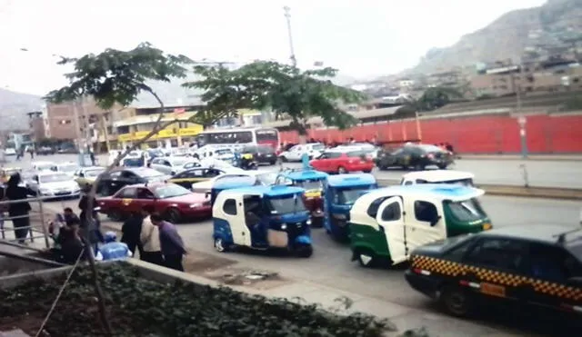 VMT: taxistas y mototaxistas obstruyen paso vehicular frente a hospital 