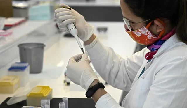 Los ensayos clínicos de la fase 3 de vacuna candidata del laboratorio AstraZeneca ya se llevan a cabo en otros países. (Foto: Juan Mabromata / AFP)