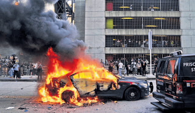 Caos. Pese a la presencia de miles de policías desplegados por las calles, no se pudo controlar los actos vandálicos ocurridos. Foto: AFP
