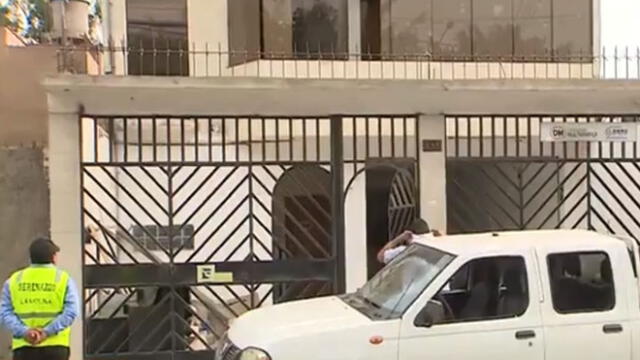 Policías y serenos intervinieron local en donde se encontraron a cuatro mujeres. (Foto: Captura de video / América TV)
