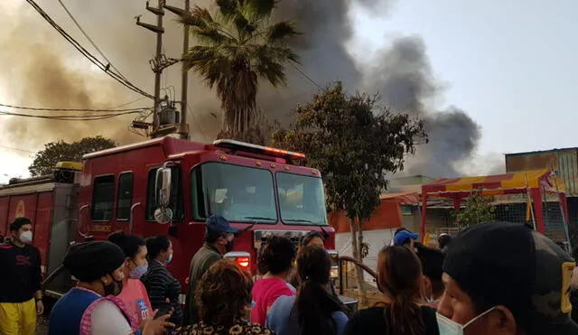 Se desconocen causas de incendio en el mercado conocido como 'La Cachina Fashion' . Foto: Jessica Merino / URPI - GLR.