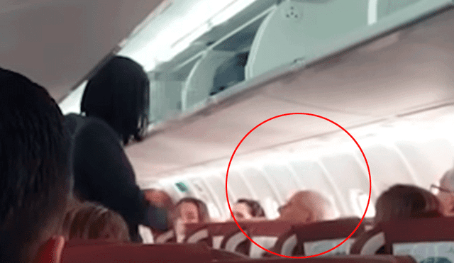 YouTube: pasajero agredió con insultos racistas a azafata y lo expulsan del avión