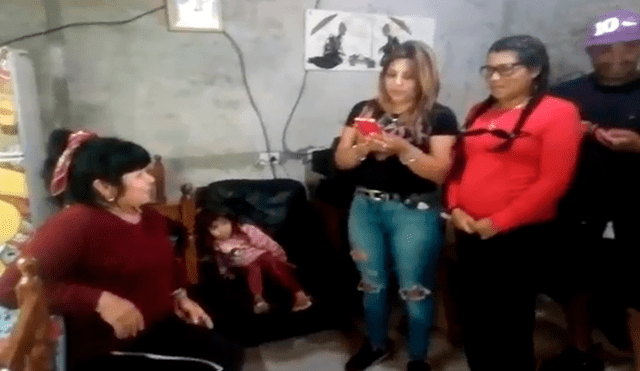 En YouTube, una señora quedó impactada con la conmovedora sorpresa que organizaron sus cinco hijos.