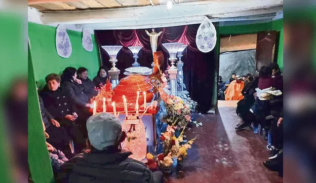 Velorio. Familiares y amigos velan los restos de la joven administradora en Huamachuco.