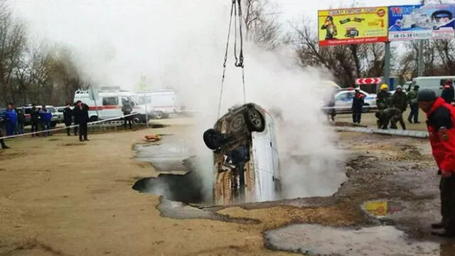Mueren quemados luego que su vehículo cae a pozo con agua hirviendo: los encontraron abrasados [VIDEO] 