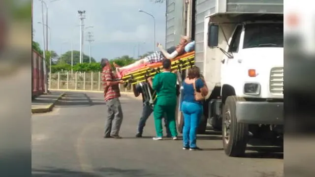 Crisis en Venezuela: paciente es trasladado de emergencia dentro de un camión de carga