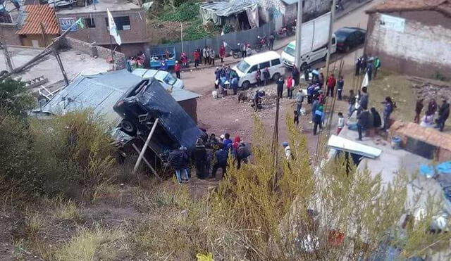 Huancavelica: Dos muertos y doce heridos tras volcadura de combi a abismo de 50 metros