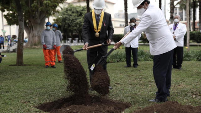 Decano del CPM y el alcalde de Miraflores colocaron la primera piedra en el lugar donde colocarán la obra. (Foto: Aldair Mejía / La República)
