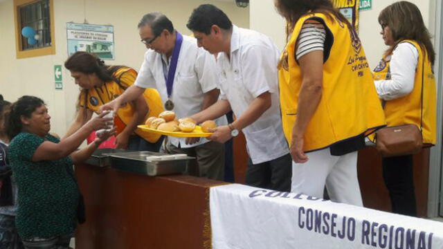 Chiclayo: médicos reparten desayunos en hospital regional 