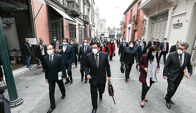 A pie. El gabinete Zeballos optó por caminar de la sede del Ejecutivo al Palacio Legislativo. Foto: PCM