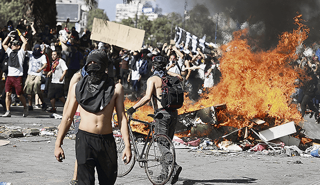 Bloqueos. Calles y avenidas de la capital chilena han sido tomadas de manera violenta. (Foto: Jorge Cerdán)