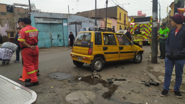 Compañía de bomberos acudieron al lugar para atender a la víctimas, quienes luego fueron llevadas a una clínica. (Foto: Christian Moreno / La República)