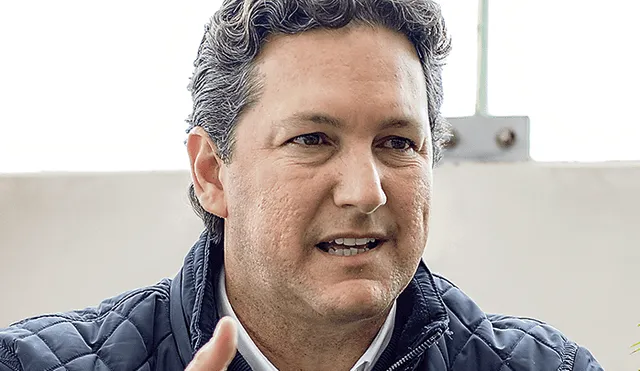 Van tres. Firme Perú se trata de la tercera apuesta política de Daniel Salaverry, de 47 años.