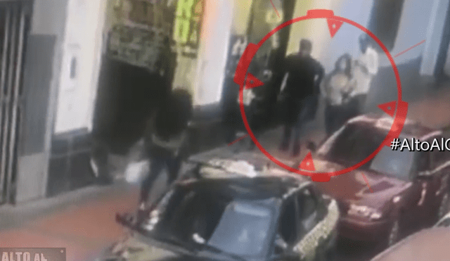 Mujer en taxi entregaba armas a marcas antes cometer sus robos [VIDEO]