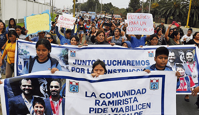 Padres y estudiantes de I.E. Ramiro Ñique bloquean la Panamericana Norte