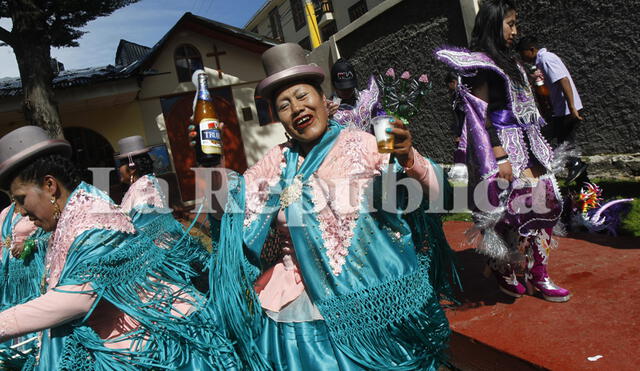 La fiesta continúa en las calles de Puno.