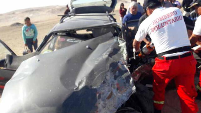 Bomberos de Tacna llegaron hasta lugar del accidente para auxiliar a heridos.