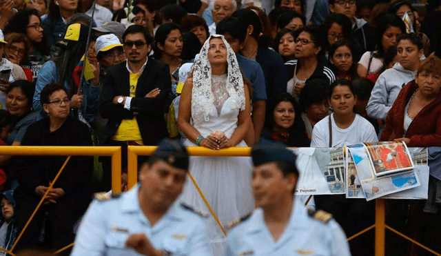 Papa Francisco: pareja de novios espera para recibir bendición