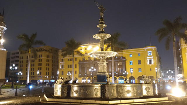 La pileta de Plaza de Armas de noche.