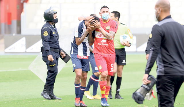 Sin consuelo. Neumann de Sport Huancayo consolando a Beltrán, quien luchó en el campo. Foto: FPF