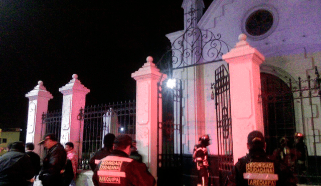 Sujetos queman puerta de iglesia en Arequipa [FOTOS]