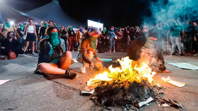Feministas queman libros en México