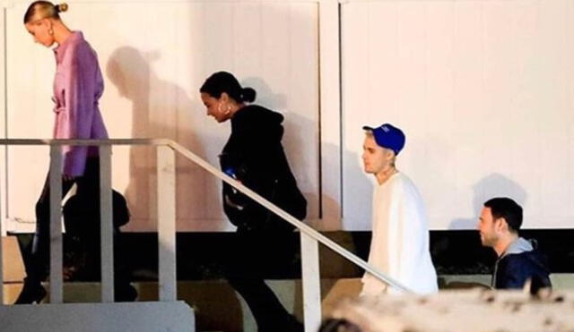 Hailey Bieber, Demi Lovato, Justin Bieber y Scooter Braun subiendo las escaleras de la iglesia