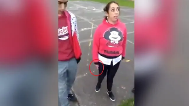 YouTube: madre defiende con un cuchillo a su hija de acosadores [VIDEO]