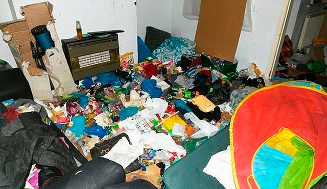 Rescatan a niño de 7 años que vivía entre la basura con padres adictos [FOTOS]