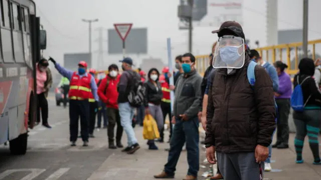 Protectores faciales en el transporte público. Créditos: Antonio Melgarejo / La República.