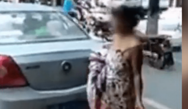 Facebook: ¡Impactante! Mujer da a luz en la calle y se va caminando [VIDEO]