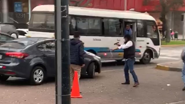 Un testigo grabó el instante en el que una persona de civil dispara contra el auto donde iban los presuntos delincuentes. (Foto: Captura de video / WhatsApp RTV)