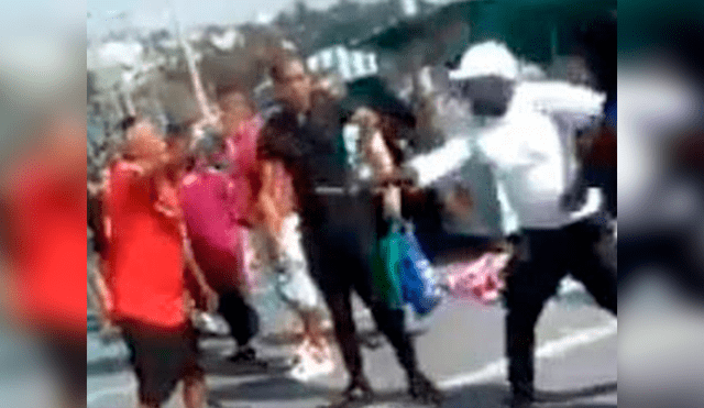 Dos comerciantes se enfrentan a cuchillazos en la vía pública [VIDEO]