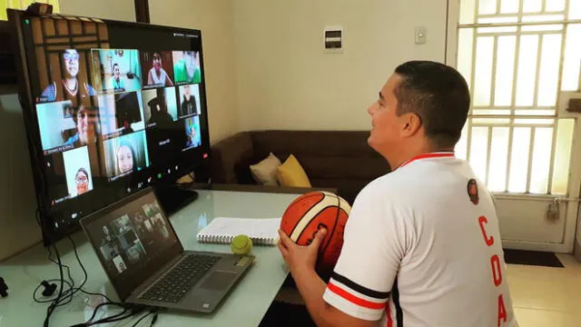 Javier Ferreyros ha encontrado en las clases virtuales una alternativa para seguir enseñando básquet. Foto: Facebook Javier Ferreyros