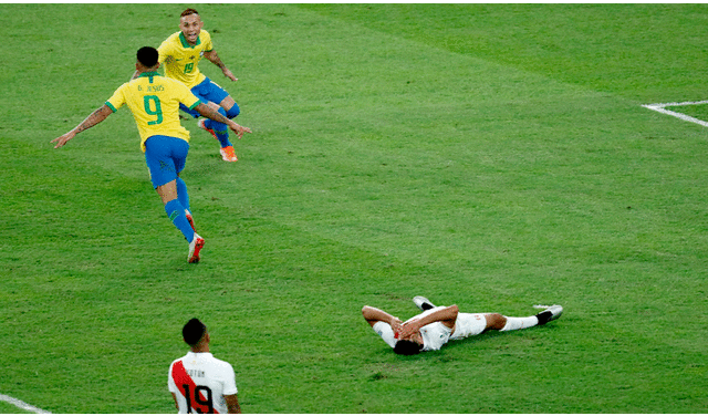 Gabriel Jesús le dio nuevamente vida a Brasil tras marcar el 2-1 al final del primer tiempo. | Foto: EFE