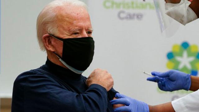 Biden se vacuna contra la COVID-19 con Pfizer/BioNTech. Foto: AFP