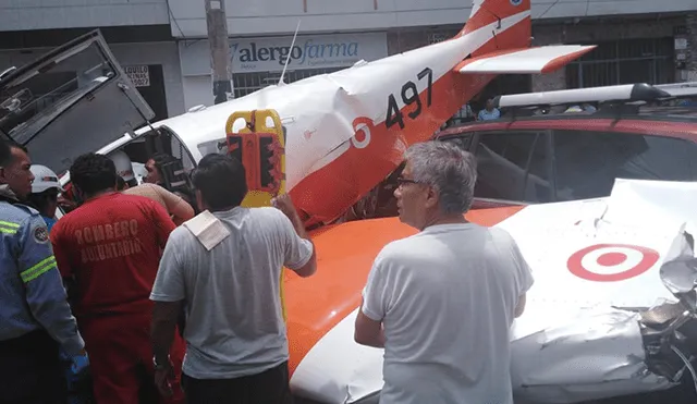 Avioneta de la FAP aterriza de emergencia en av. Surco: Hay dos heridos [VIDEO]