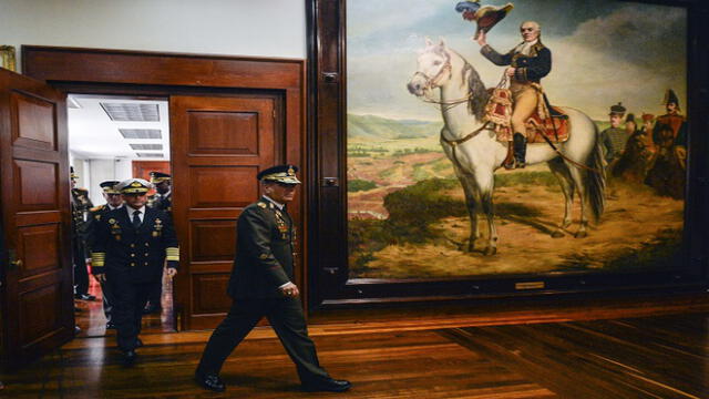 Venezuelan Defense Minister Vladimir Padrino Lopez (R) arrives to delivers a press conference in Caracas, along with members of the top military leadership "in support of the constitutional president", Nicolas Maduro on January 24, 2019. - Venezuelan leader Nicolas Maduro prepared to rally his military supporters Thursday as the US and key allies backed a challenge from his leading rival who declared himself "acting president." Padrino Lopez accused opposition leader Juan Guaido of launching a "coup d'etat" by proclaiming himself acting president and said the military would show "backing for the sovereignty" of Venezuela. (Photo by LUIS ROBAYO / AFP)