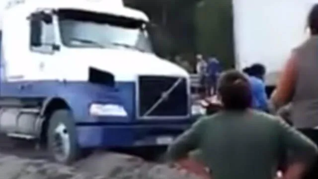 Roban carga de camión varado y son arrollados por otro tráiler [VIDEO]