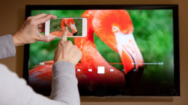 Si tienes un Smart TV que acepta la emisión de contenido a través de un Android, puedes duplicar el contenido de manera sencilla.